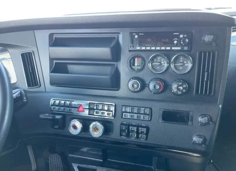 2023 Freightliner Cascadia photo 18