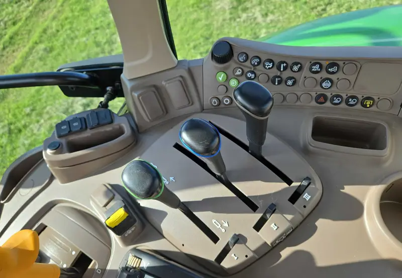 2022 John Deere 6120M photo 44