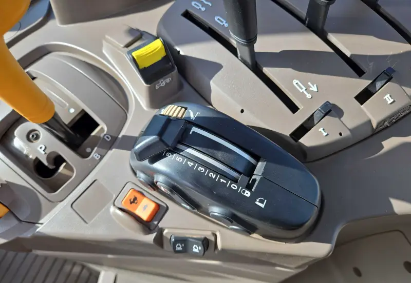 2022 John Deere 6120M photo 43