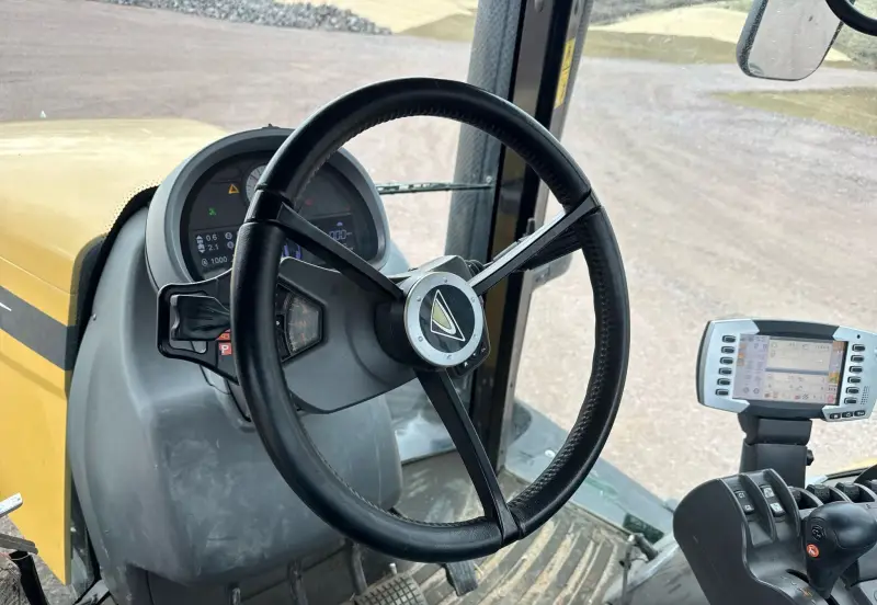 2016 Challenger MT675E photo 27