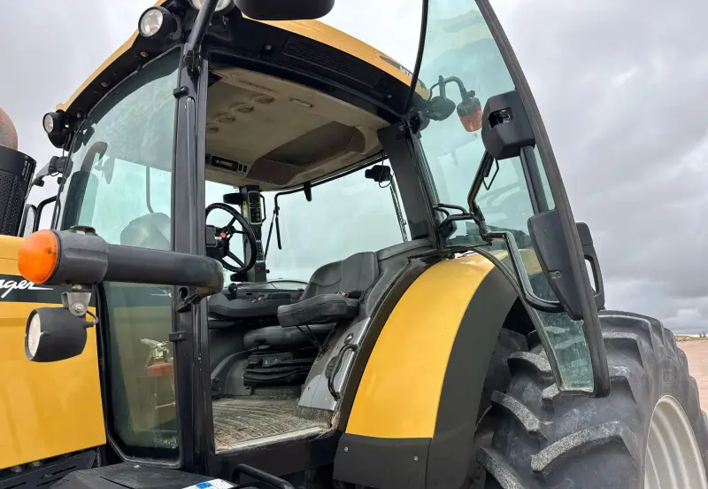 2016 Challenger MT675E photo 23