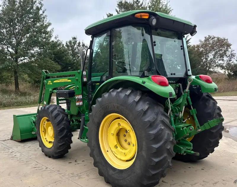 2010 John Deere 5085M photo 7