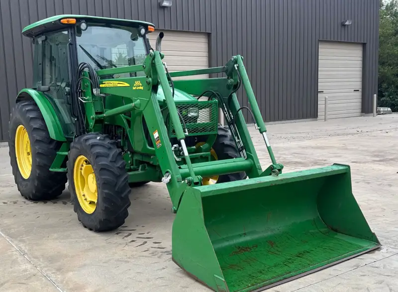 2010 John Deere 5085M photo 3