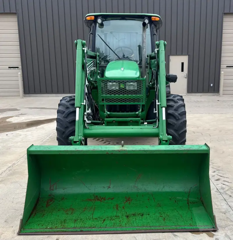 2010 John Deere 5085M photo 2