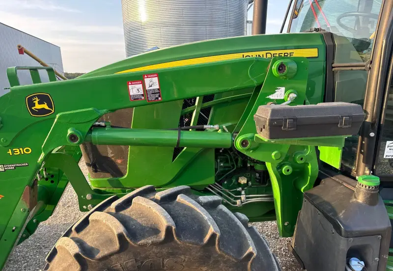 2019 John Deere 6105E photo 27