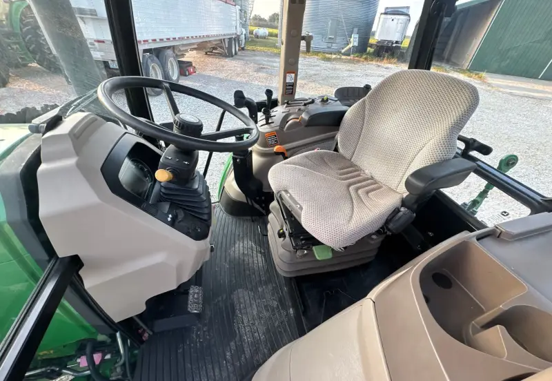 2019 John Deere 6105E photo 69