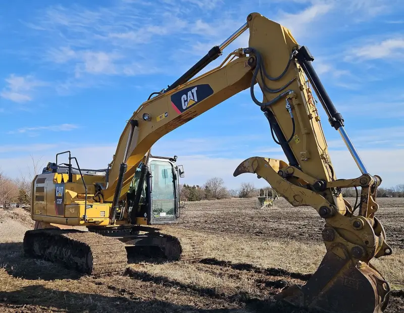 2016 Caterpillar 323FL photo 2