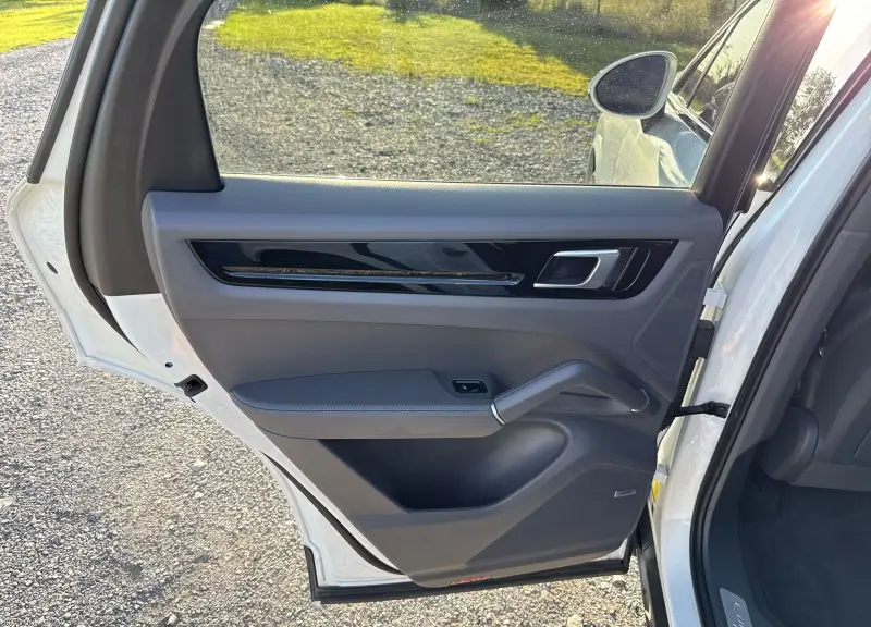 2021 Porsche Cayenne photo 46