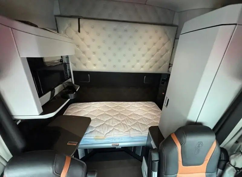 2023 Kenworth T680 photo 25