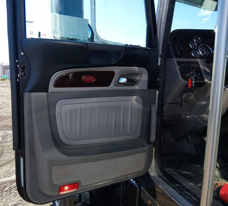 2022 Peterbilt 389 photo 43